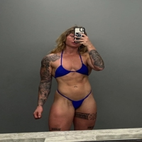 Bodybuilder woman come worship me
