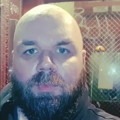 250 lb Dom Irishman Shaved head, Bearded n tatted on the hunt for a Submissive Naughty Kinky Girl 18-30 only